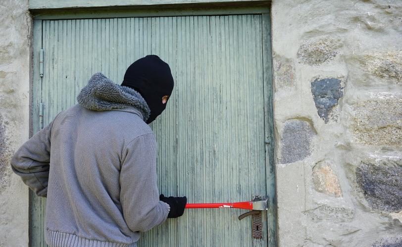Thief breaking a door - Meaning of thief in dreams